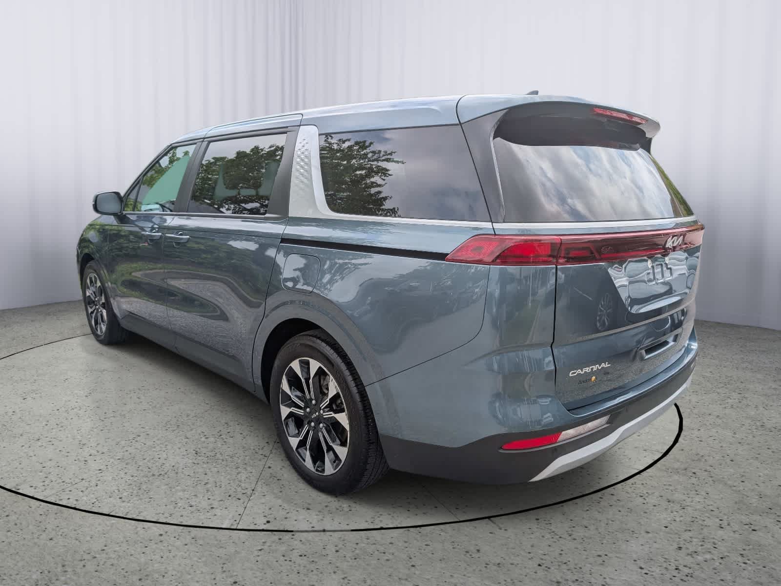 Used 2024 Kia Carnival EX FWD image 5