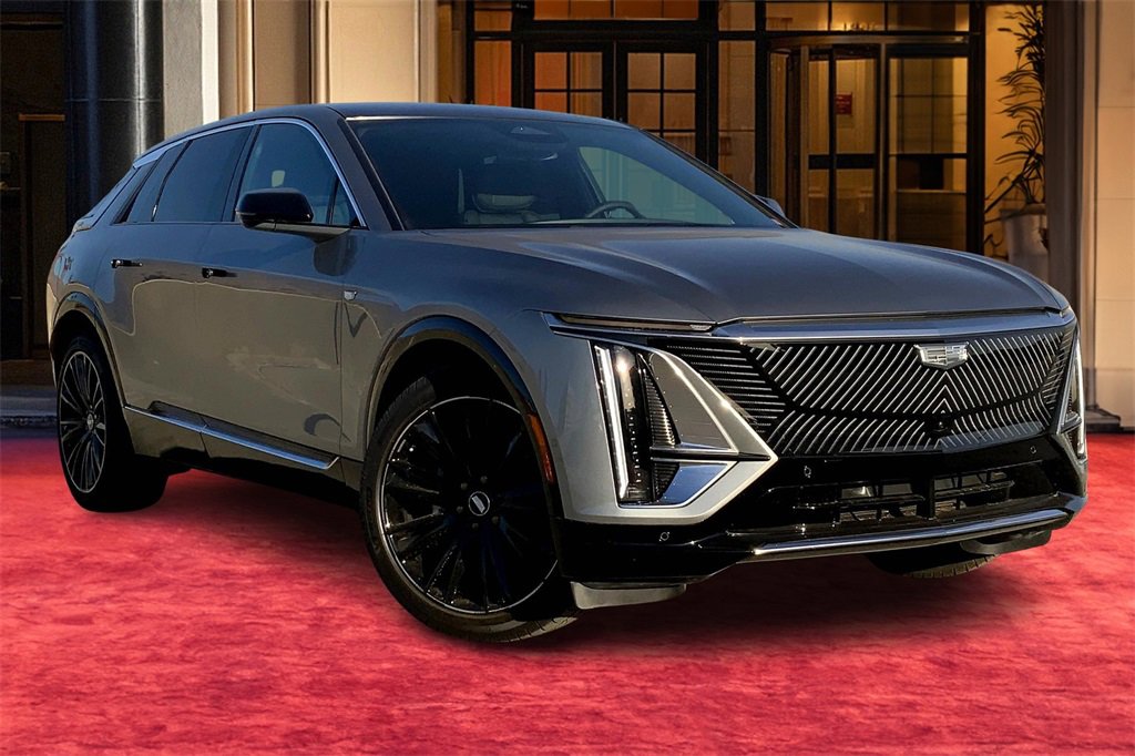 New 2025 Cadillac Lyriq Luxury image 2