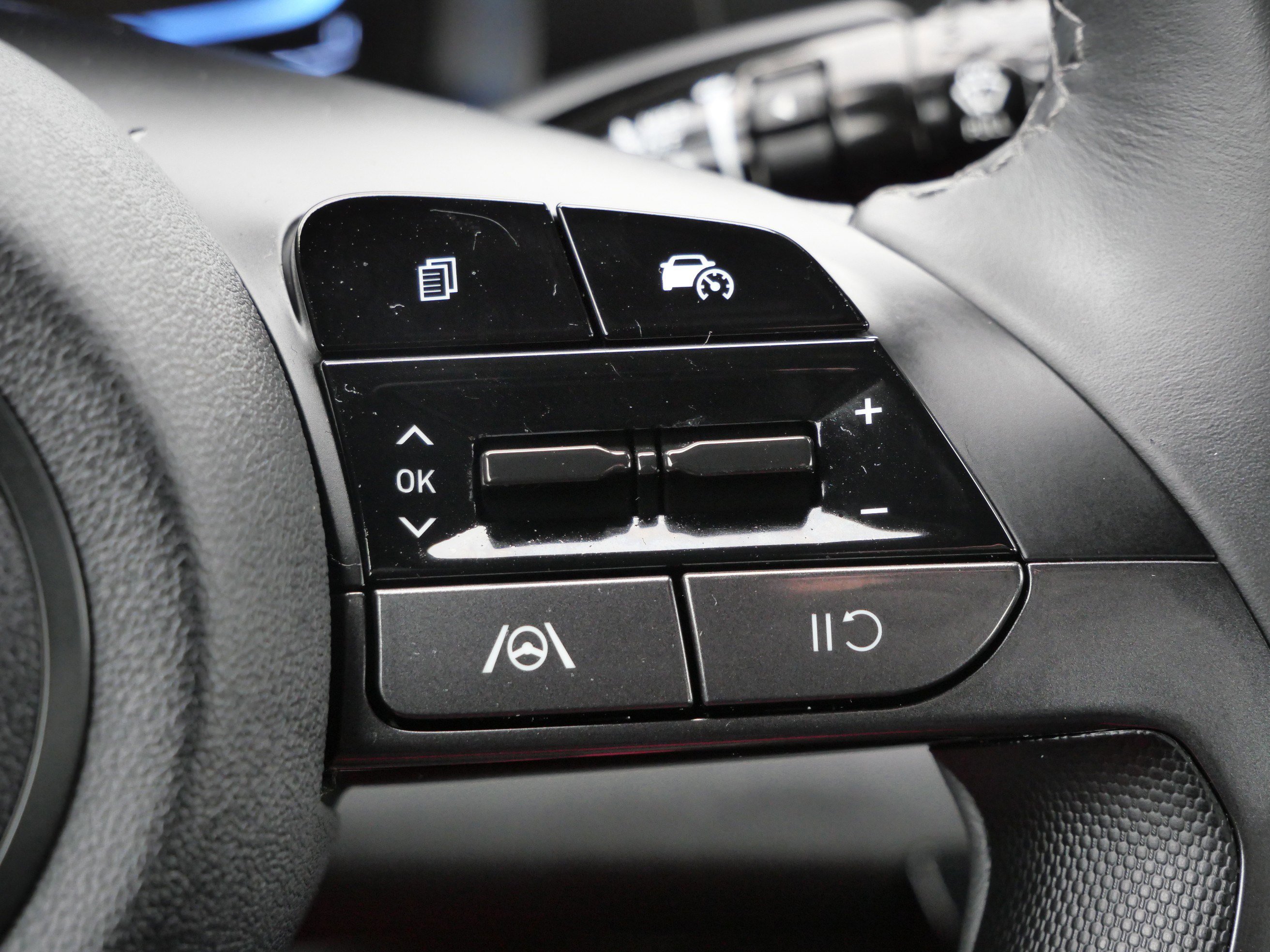 Certified 2025 Hyundai Elantra Sport image 32