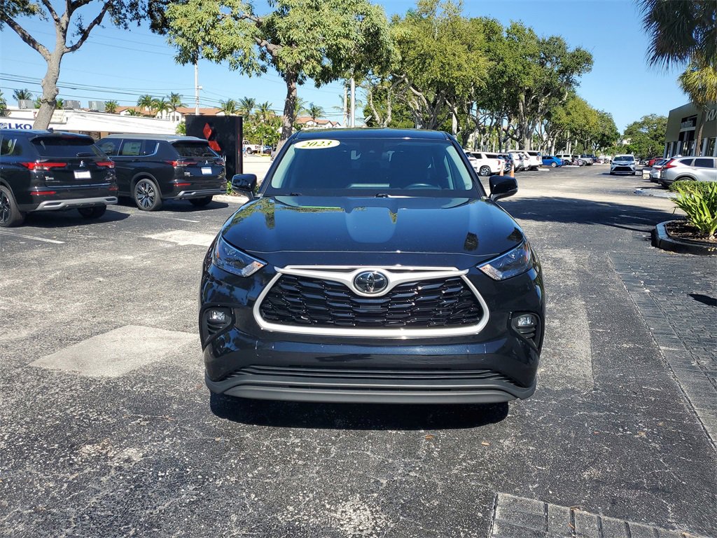 Used 2023 Toyota Highlander LE image 2