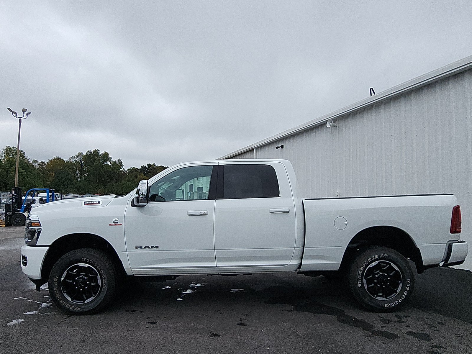 Used 2026 RAM 2500 Laramie AWD/4WD image 2
