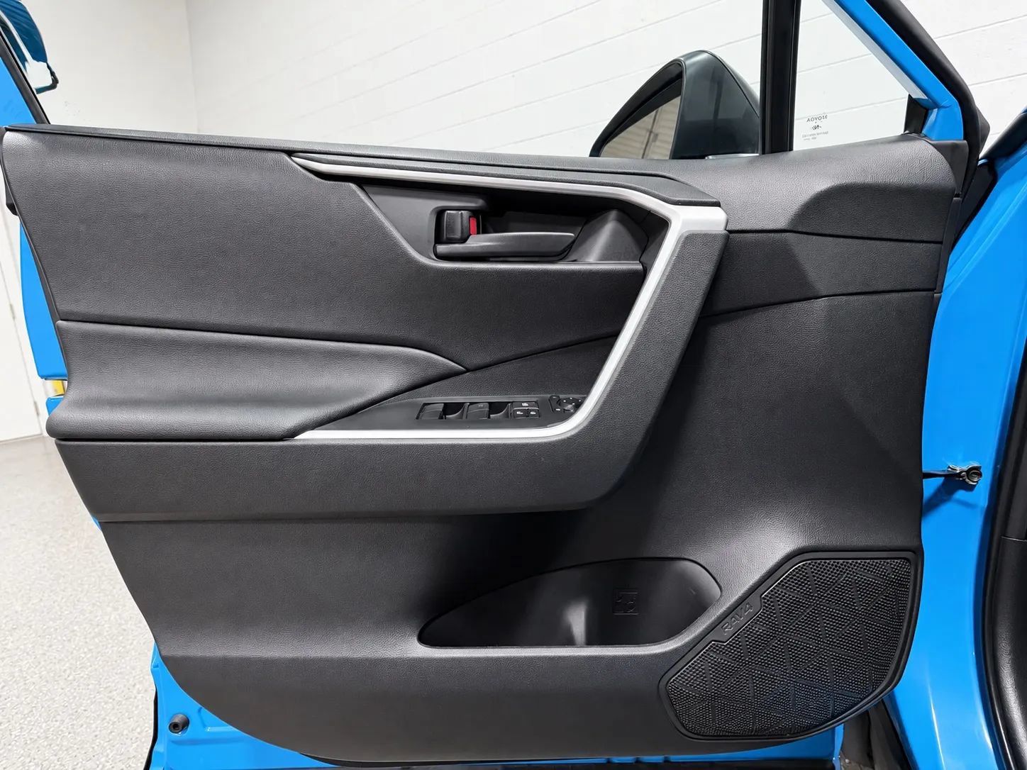 Used 2021 Toyota RAV4 LE w/ Carpet Mat Package (TMS) AWD/4WD image 9