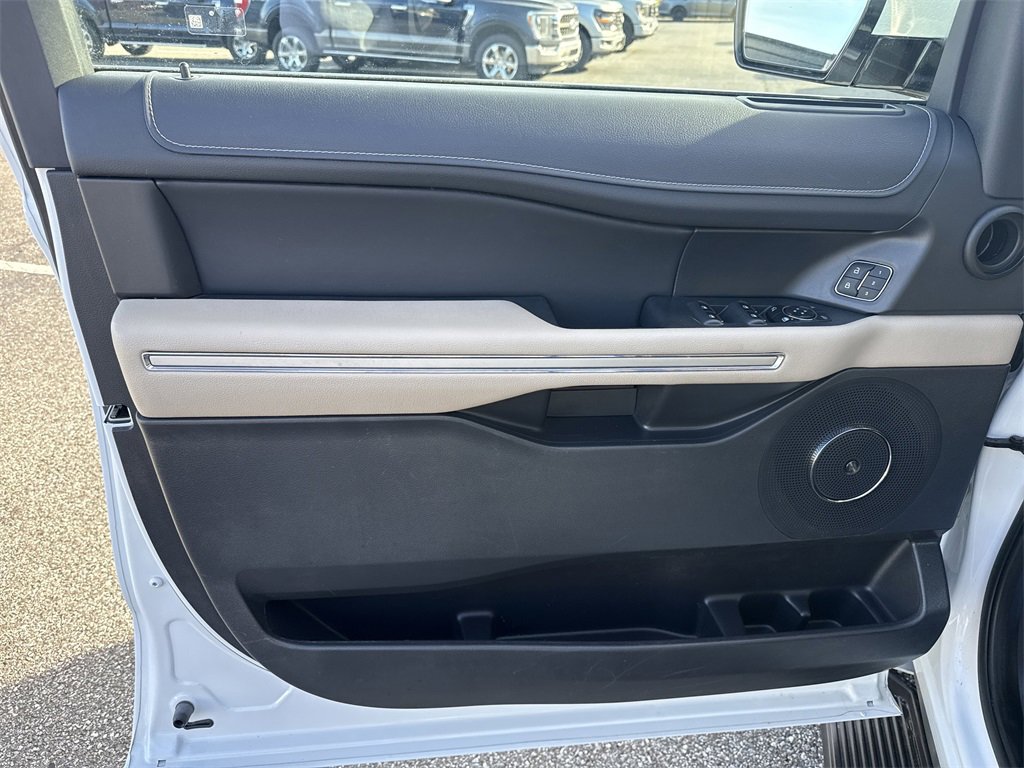 Used 2024 Ford Expedition Limited image 10