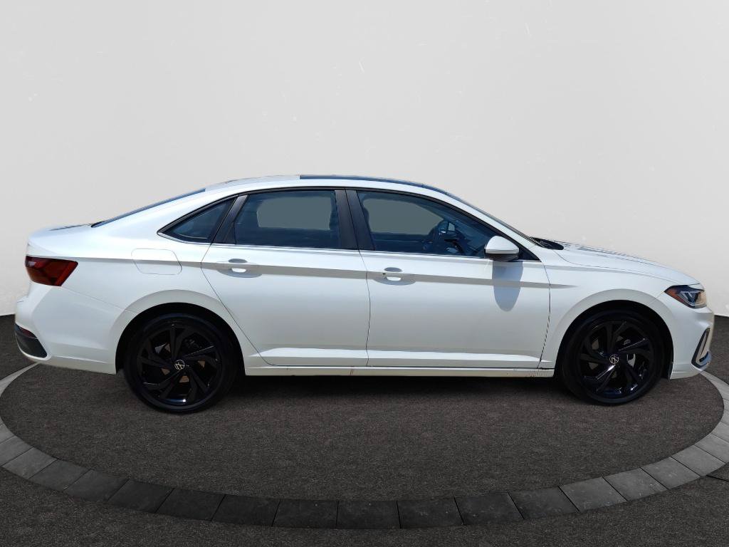 Certified 2025 Volkswagen Jetta SE w/ Sunroof Package FWD image 8