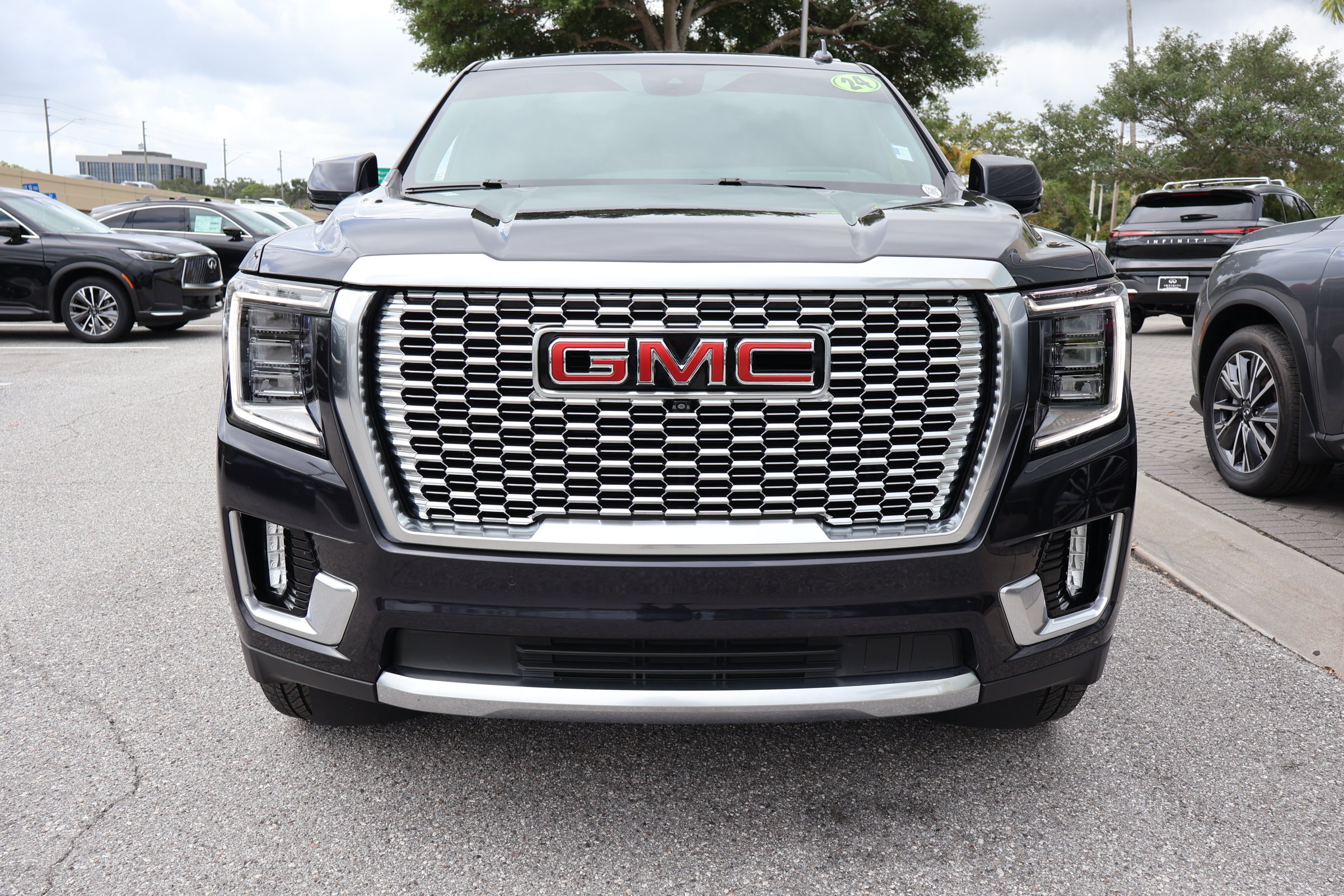 Used 2024 GMC Yukon Denali w/ Advanced Technology Package AWD/4WD image 13