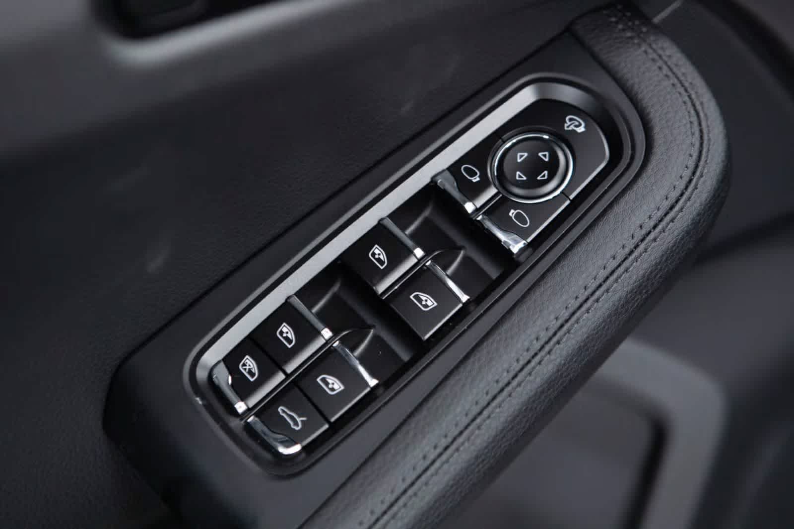 Used 2026 Porsche Macan AWD/4WD image 25