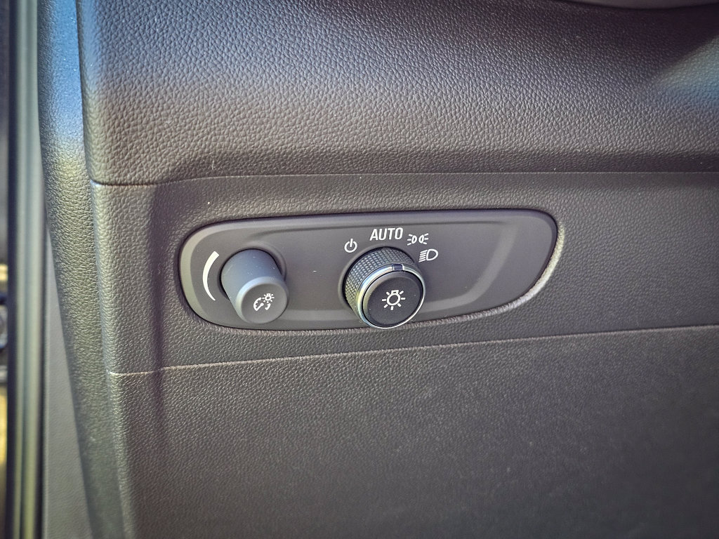 Used 2022 Buick Envision Essence w/ Safety Package FWD image 17
