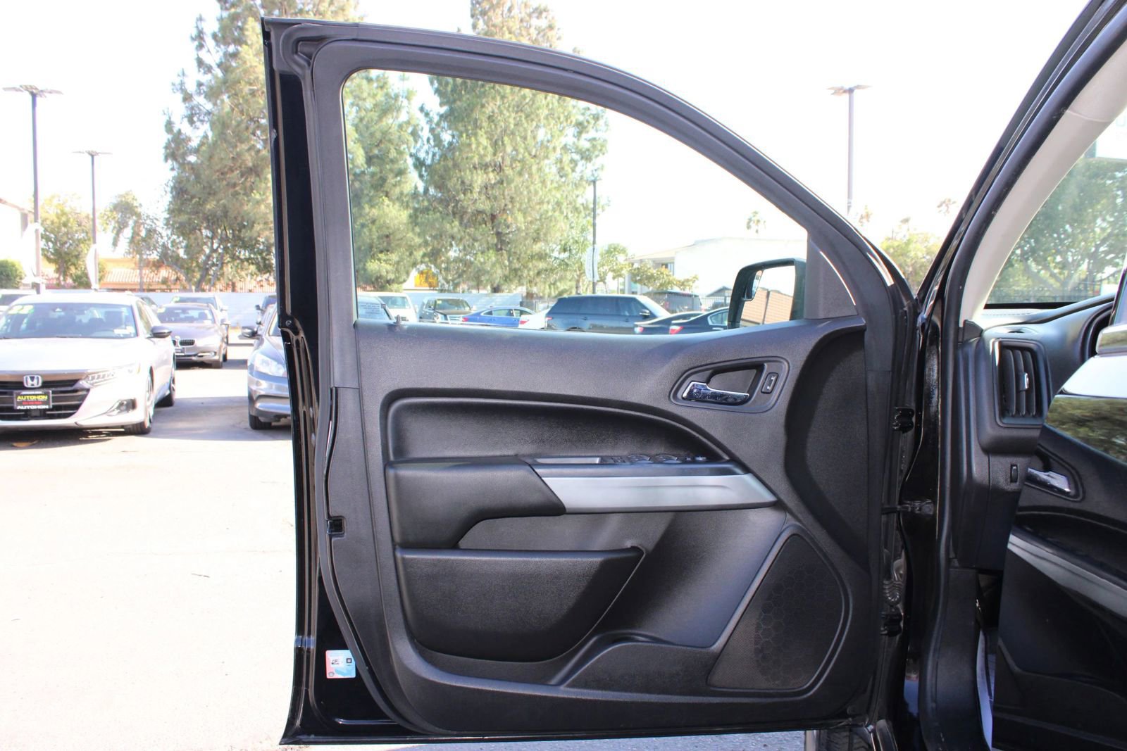 Used 2015 Chevrolet Colorado LT w/ LT Convenience Package RWD image 2