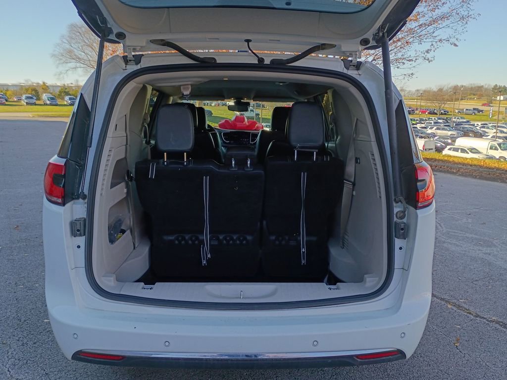 Used 2023 Chrysler Pacifica Touring-L image 21