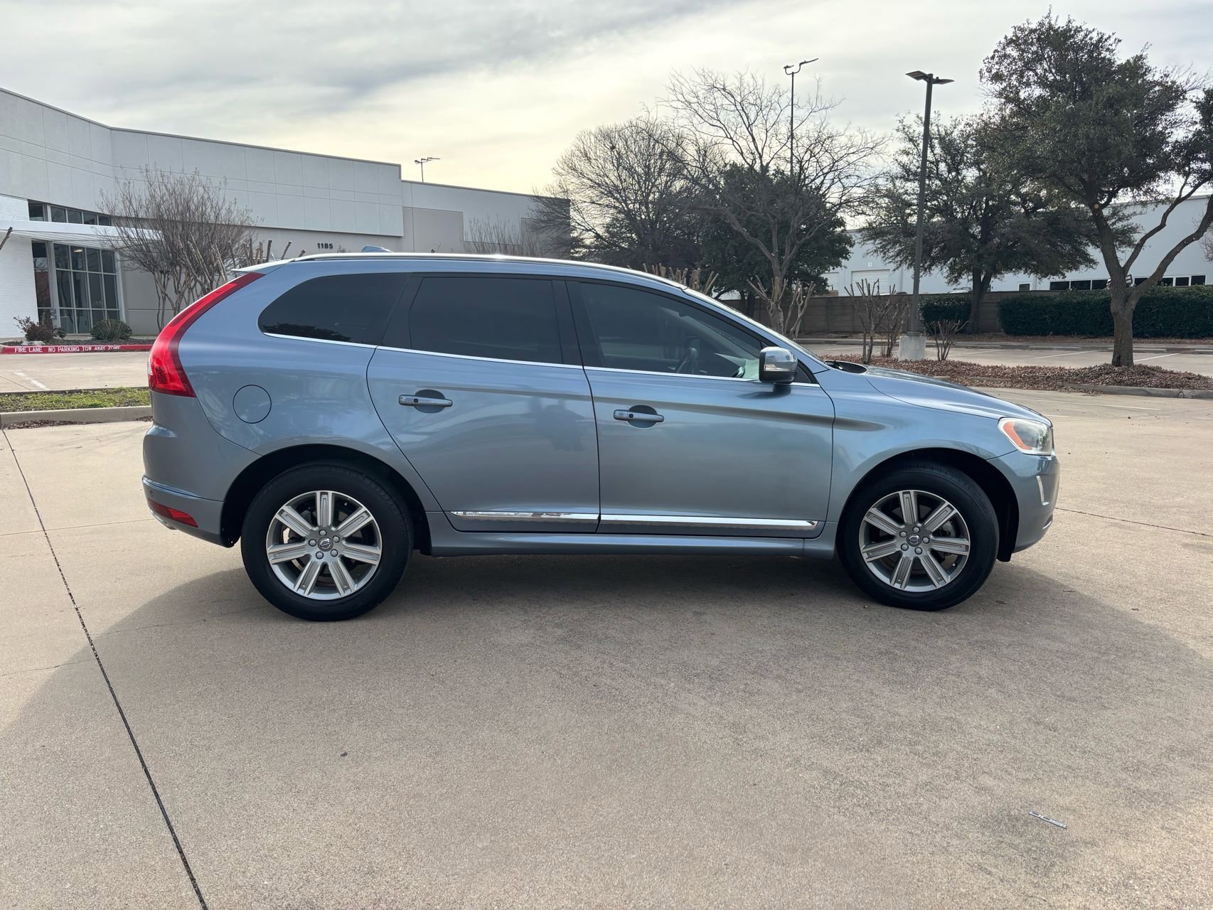 Used 2017 Volvo XC60 T5 Inscription w/ Preferred Option Package image 4