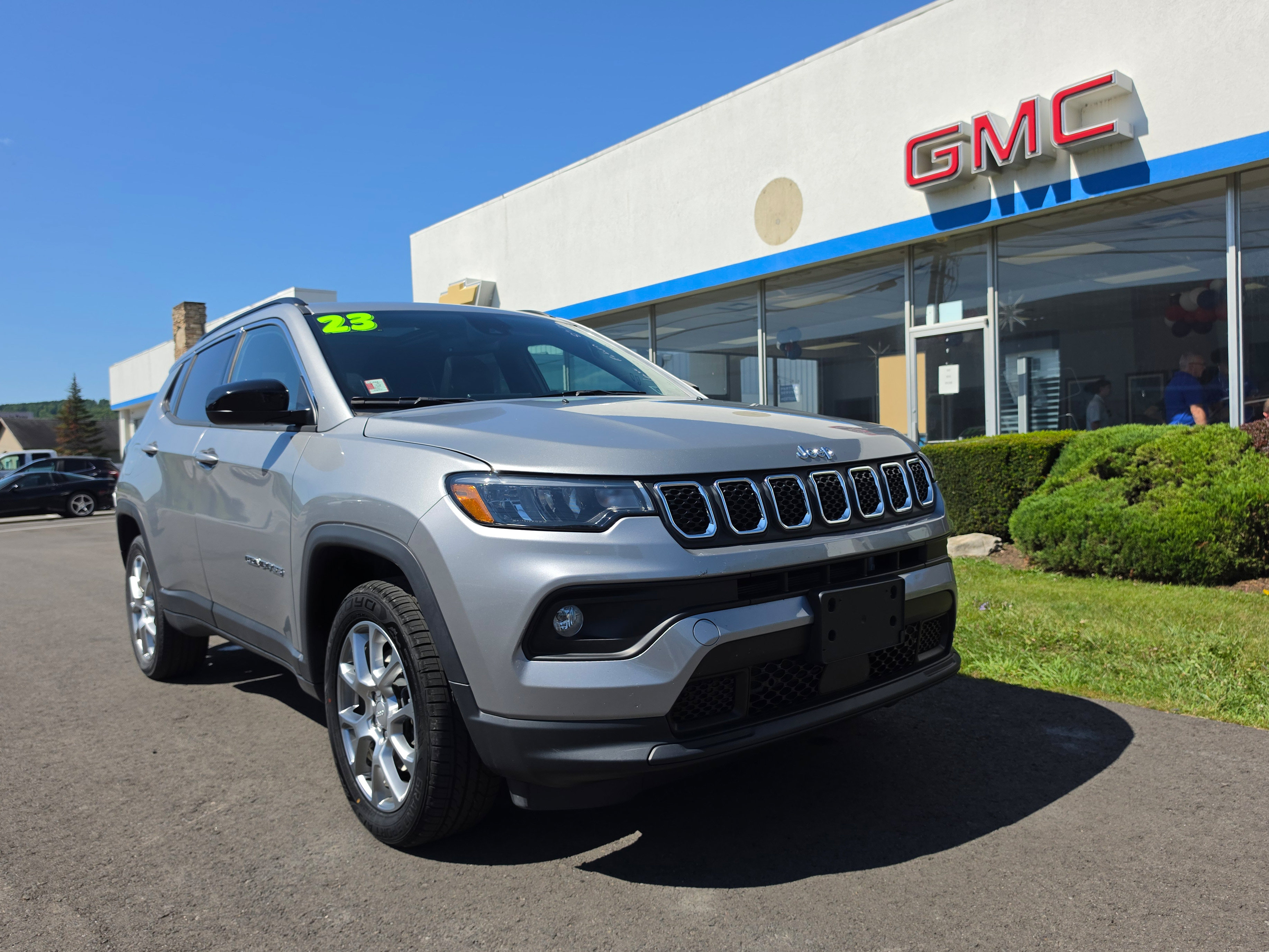 Used 2023 Jeep Compass Latitude w/ Sun and Sound Group AWD/4WD image 1