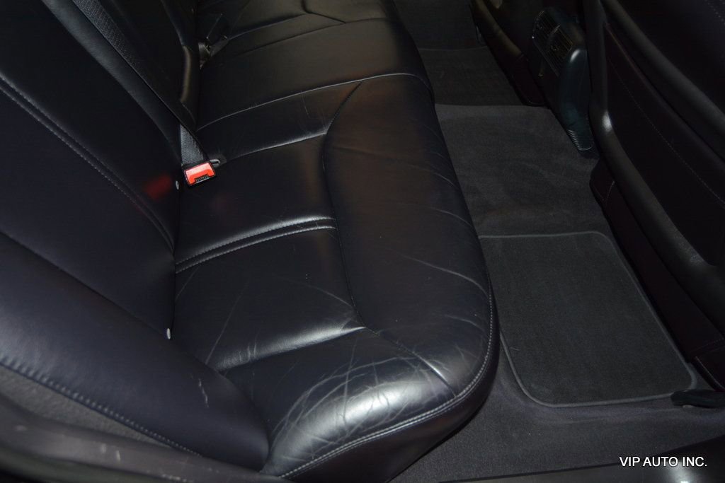 Used 2005 Lincoln Town Car Signature Limited image 28