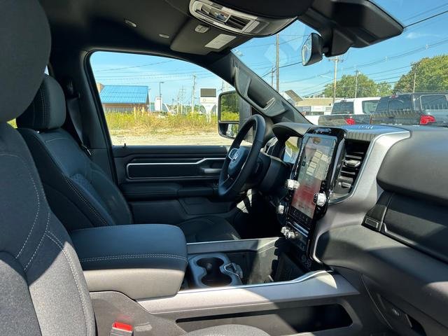 New 2026 RAM 1500 4x4 Crew Cab image 31