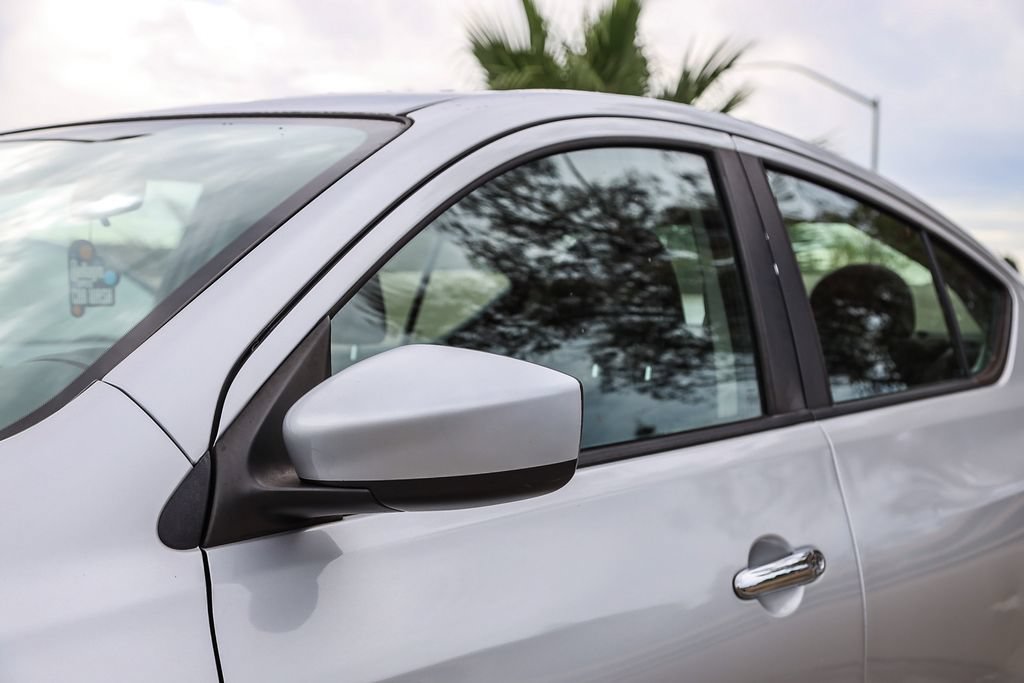 Used 2015 Nissan Versa SV FWD image 4