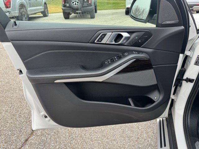 Used 2025 BMW X5 xDrive50e image 11