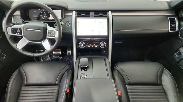 Used 2024 Land Rover Discovery Dynamic SE AWD/4WD image 18