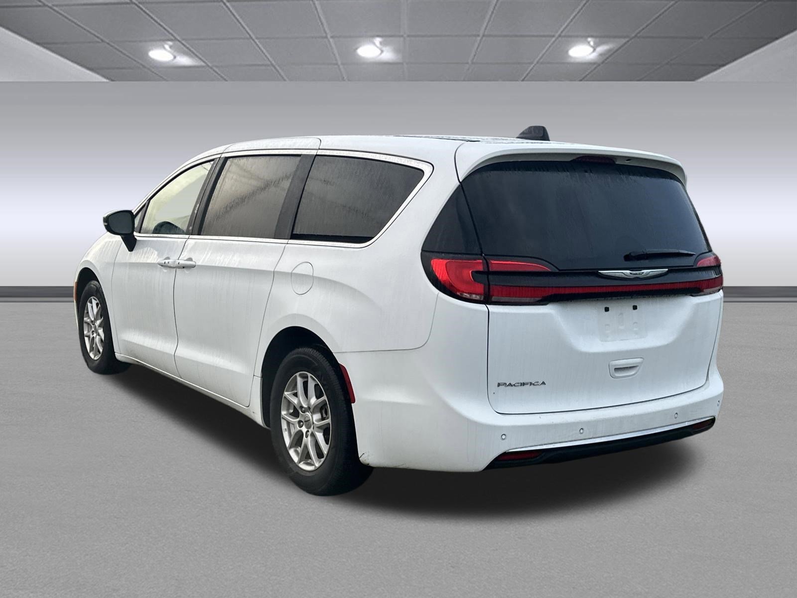 Used 2024 Chrysler Pacifica Touring-L FWD image 5