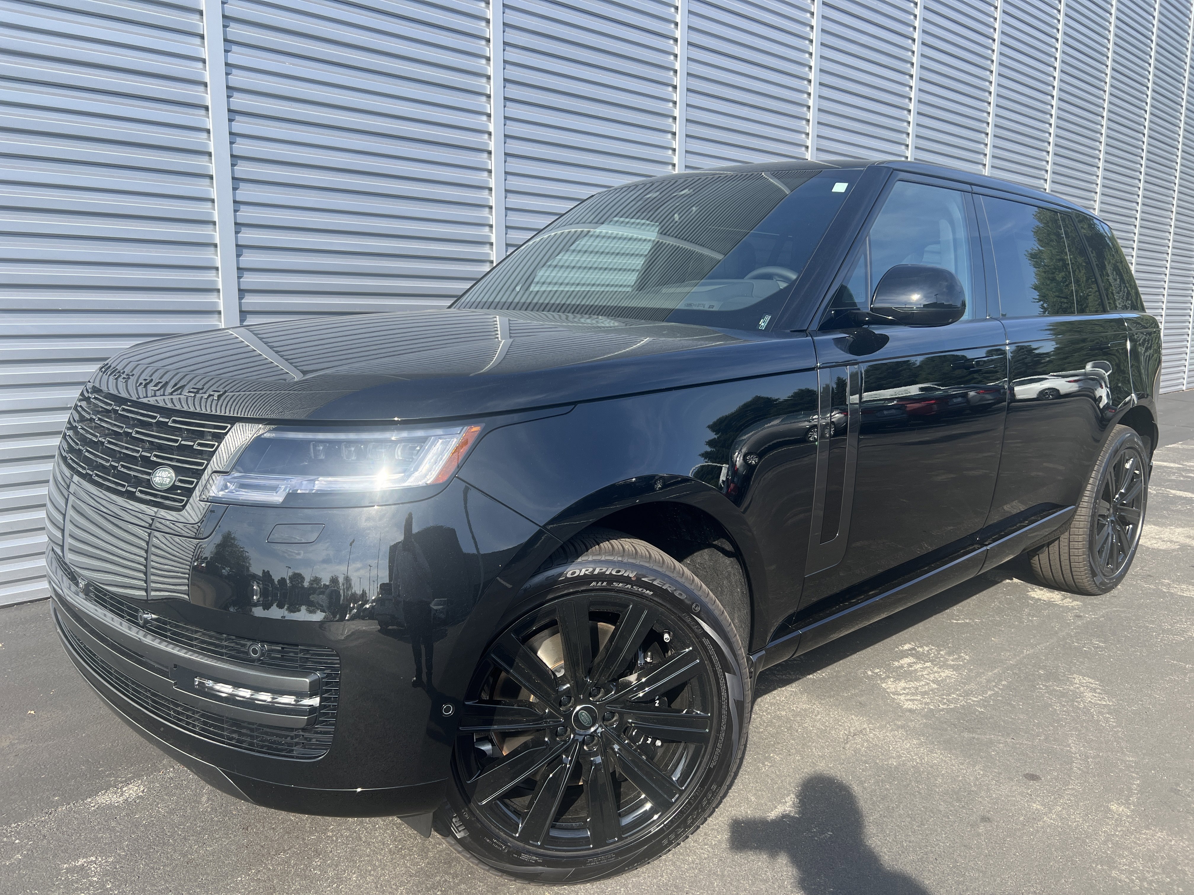 New 2025 Land Rover Range Rover Long Wheelbase SE