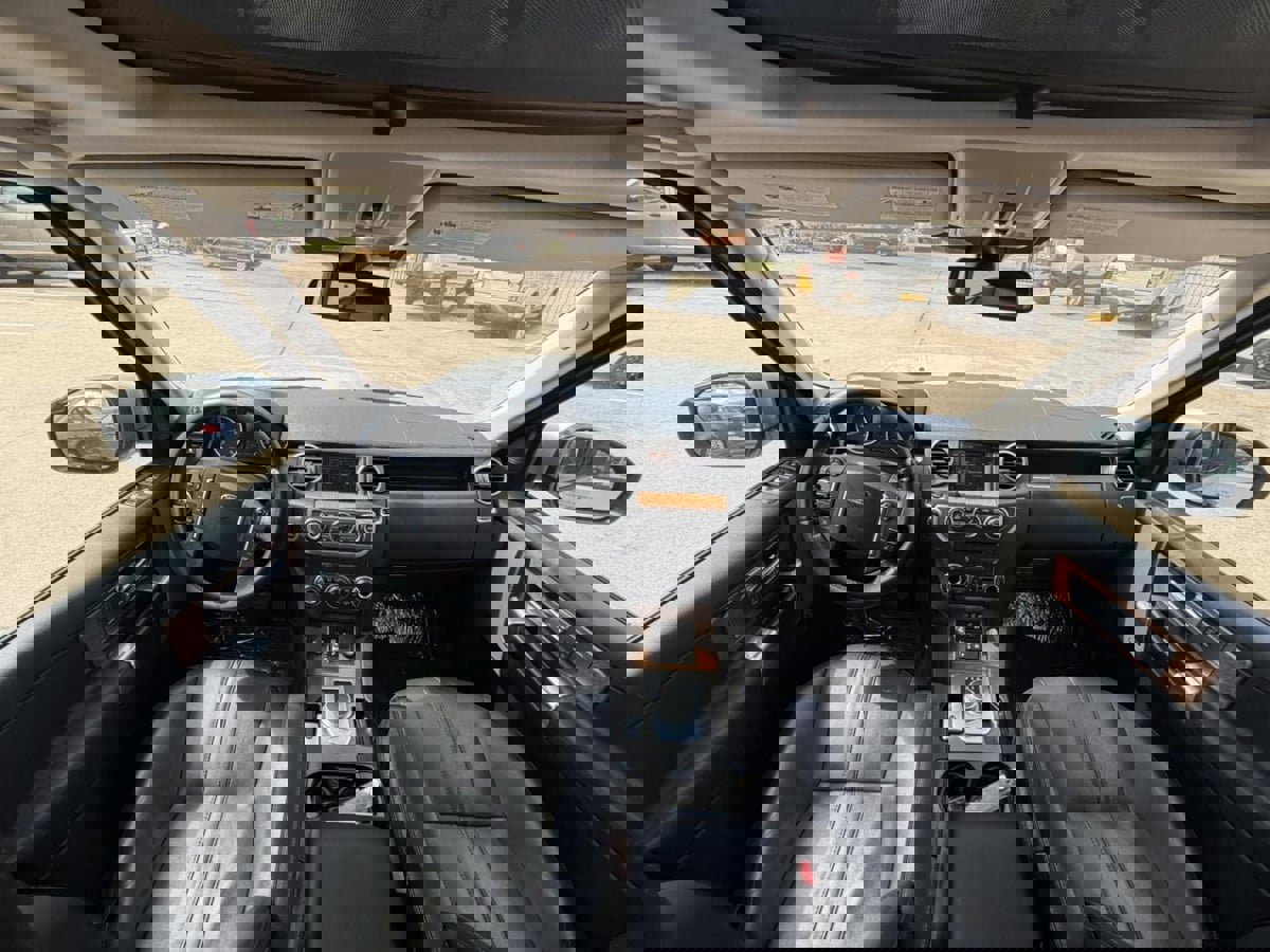 Used 2016 Land Rover LR4 image 17