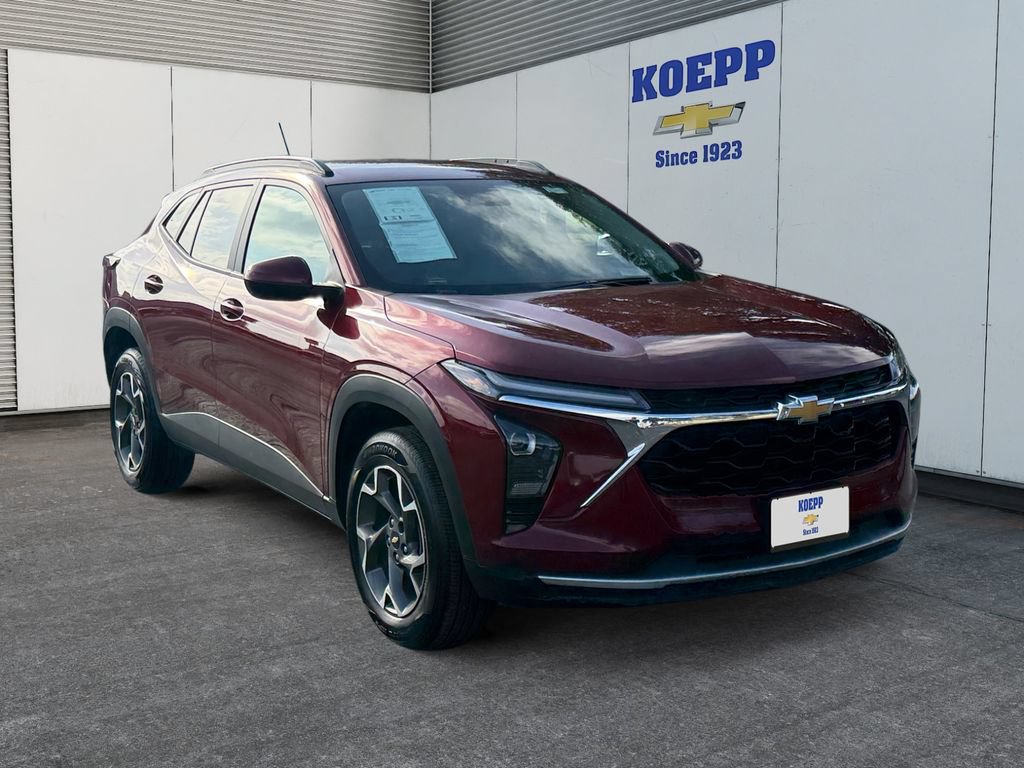 Used 2025 Chevrolet Trax LT FWD image 7