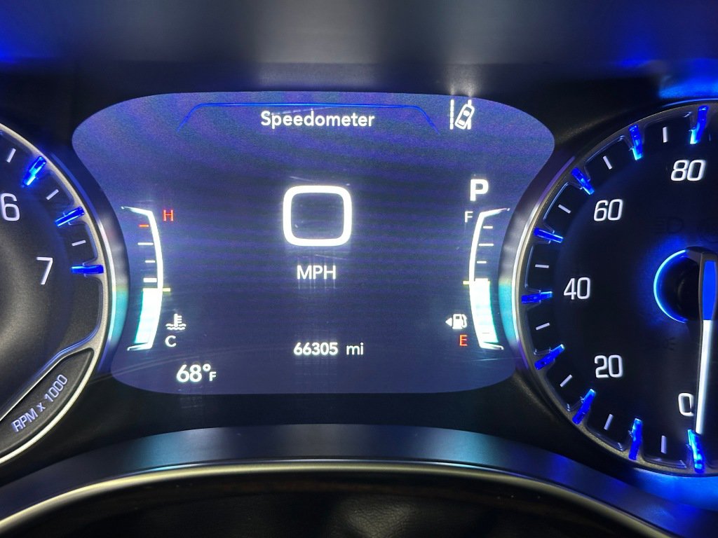 Used 2023 Chrysler Pacifica Limited image 3