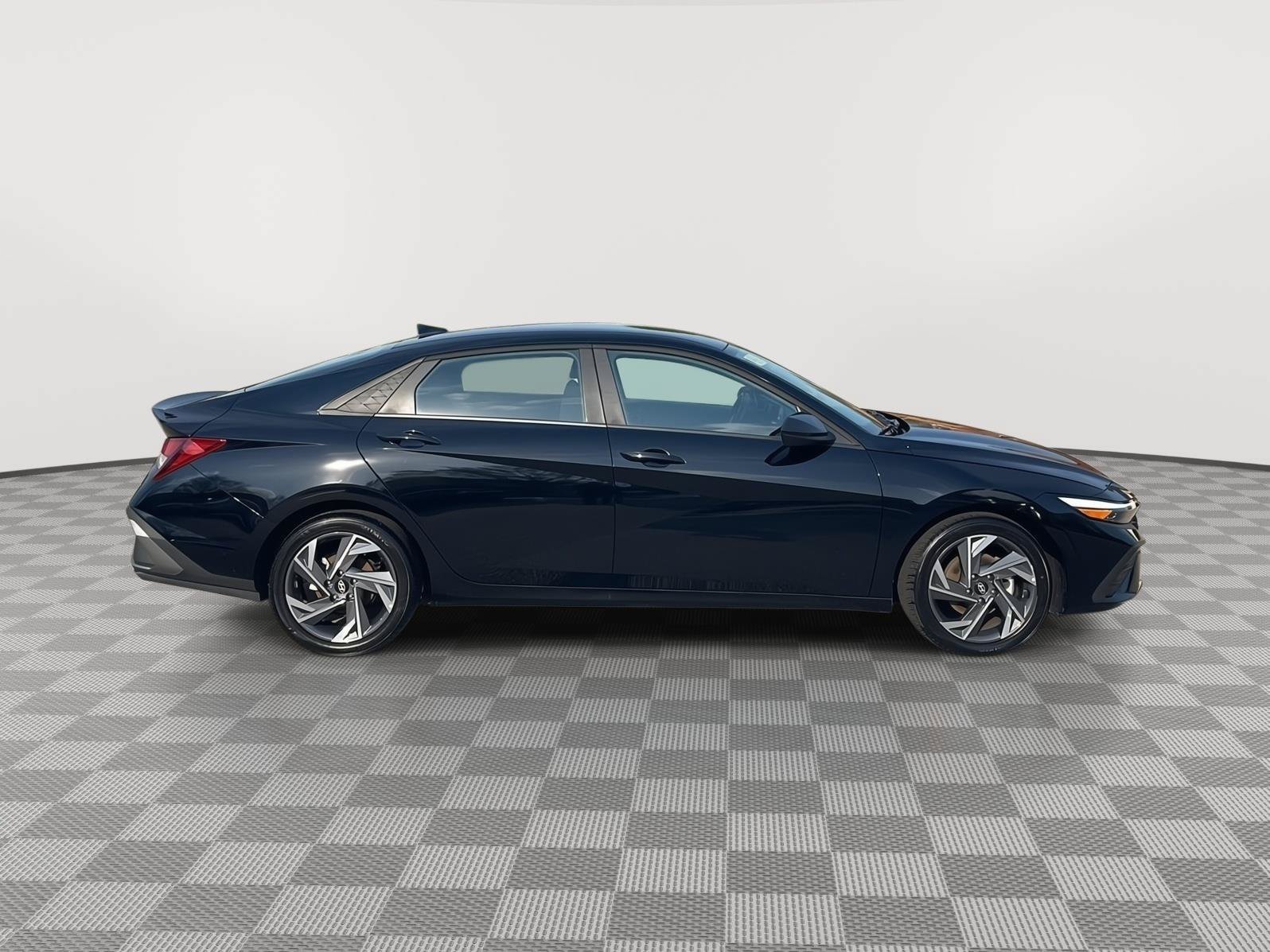 Used 2025 Hyundai Elantra Sport FWD image 5