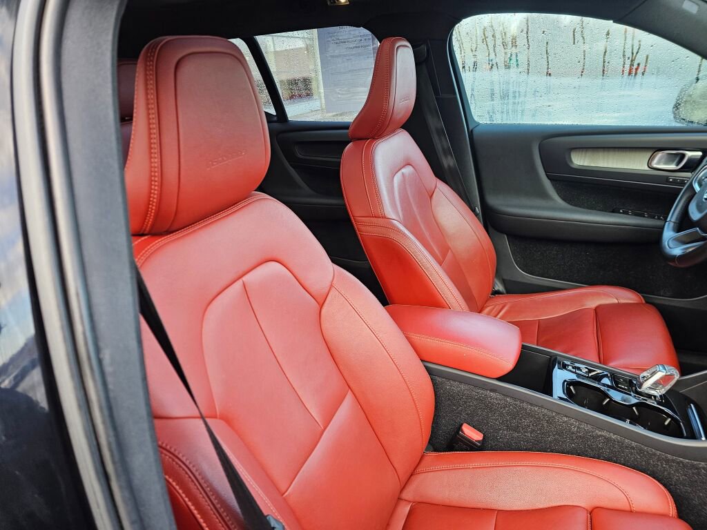 Used 2019 Volvo XC40 T4 Inscription image 12