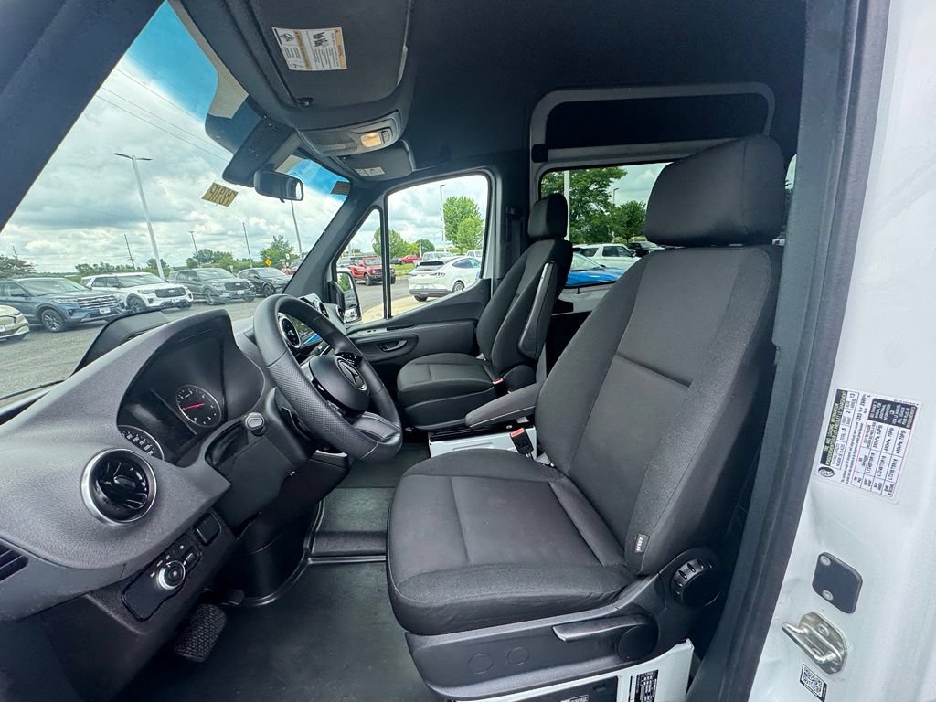 Used 2025 Mercedes-Benz Sprinter 2500 image 9