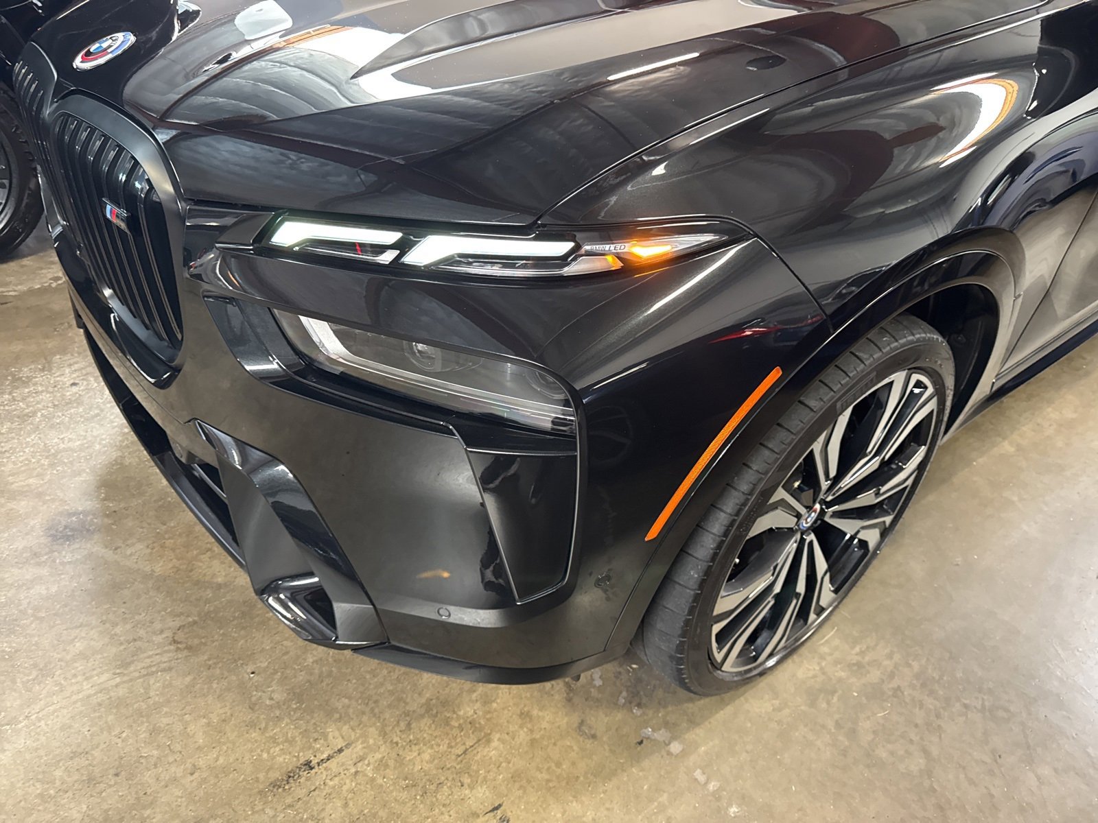 Used 2023 BMW X7 M60i w/ Executive Package image 6