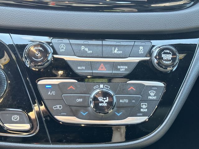 Used 2025 Chrysler Pacifica Select FWD image 18