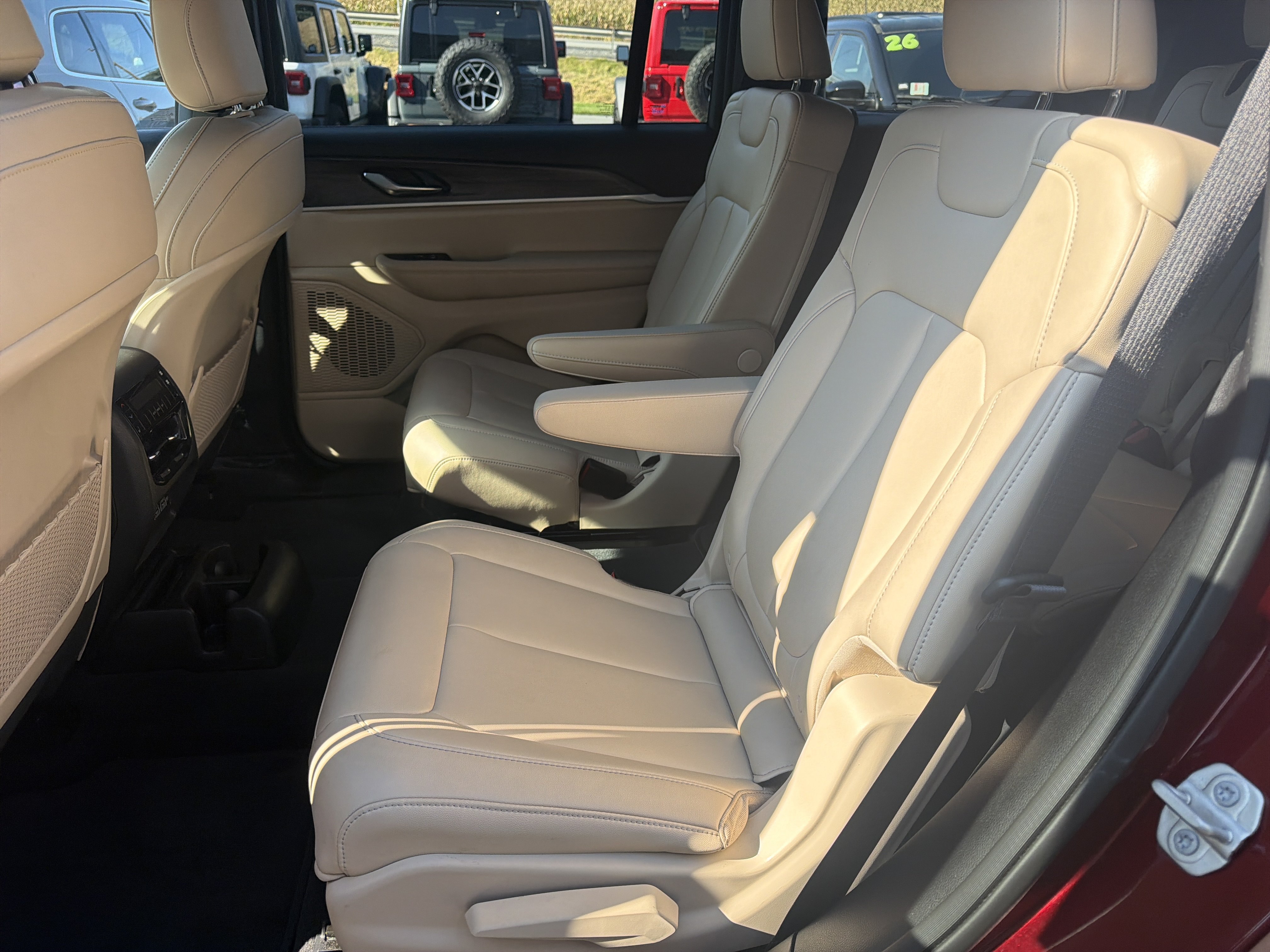 Used 2023 Jeep Grand Cherokee L Limited AWD/4WD image 13