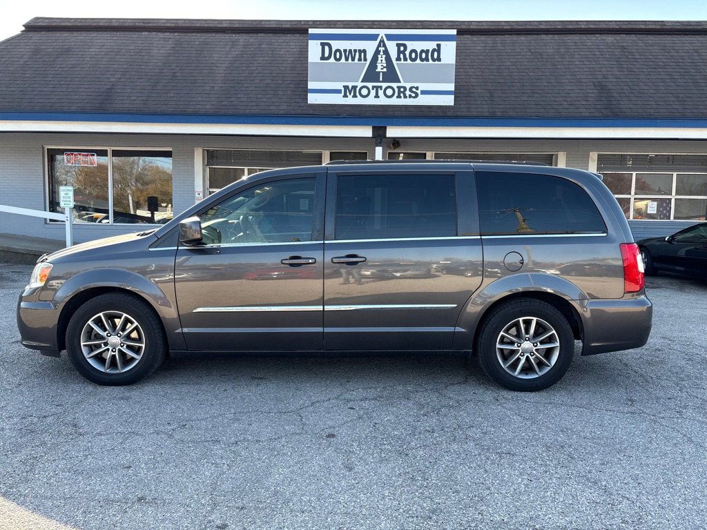 Used 2016 Chrysler Town & Country Touring image 2