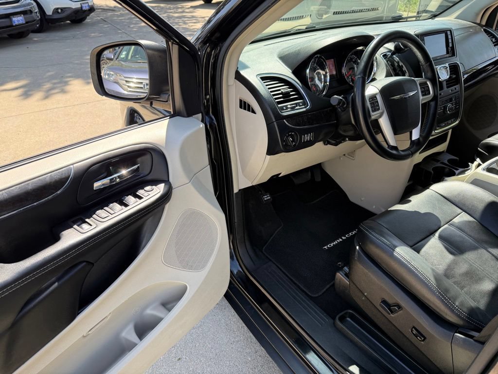 Used 2014 Chrysler Town & Country Touring FWD image 11