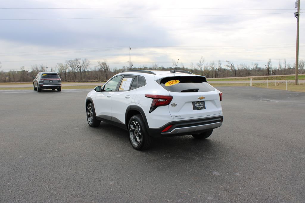Used 2025 Chevrolet Trax LT w/ LT Convenience Package image 7