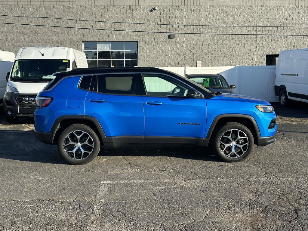 Used 2024 Jeep Compass Limited w/ Sun and Sound Group AWD/4WD image 2