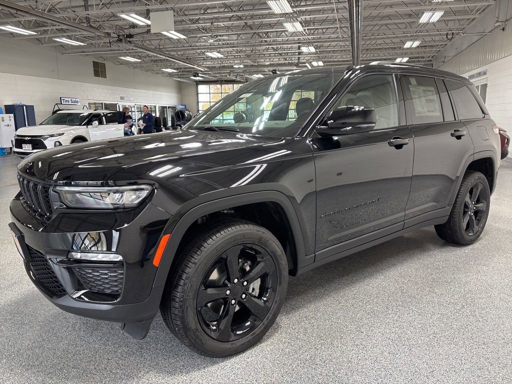 New 2025 Jeep Grand Cherokee Limited w/ Black Appearance Package image 3