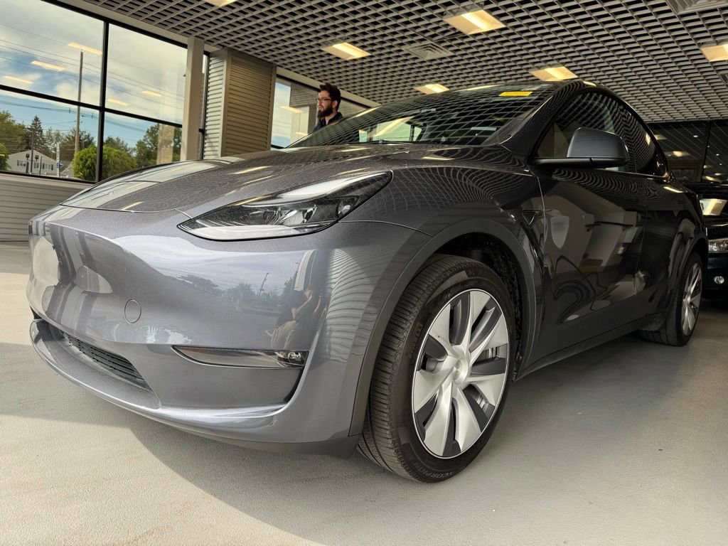 Used 2023 Tesla Model Y Long Range AWD/4WD image 2