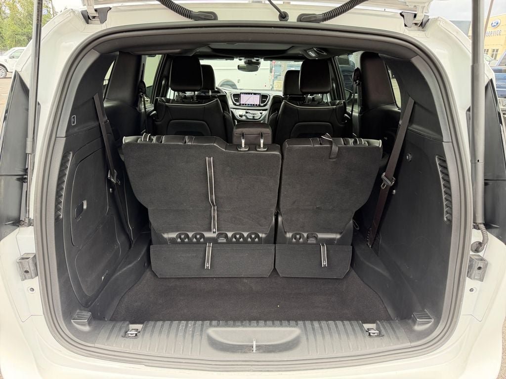 Used 2023 Chrysler Pacifica Limited w/ Uconnect Theater Family Group FWD image 22