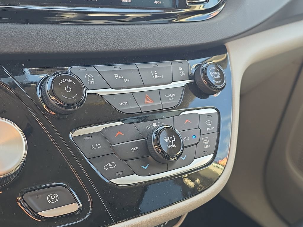 Used 2024 Chrysler Pacifica Touring-L FWD image 29