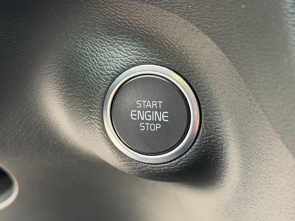 Certified 2023 Volvo XC40 B5 Plus w/ Driver Assist Package AWD/4WD image 38