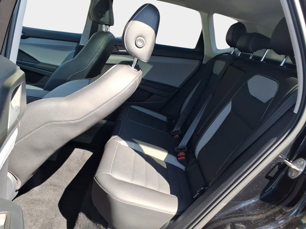 Used 2022 Volkswagen Taos SEL w/ Panoramic Sunroof Package image 9