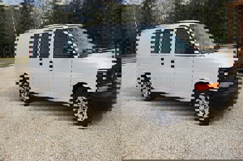 Used 2010 Chevrolet Express 1500 image 16