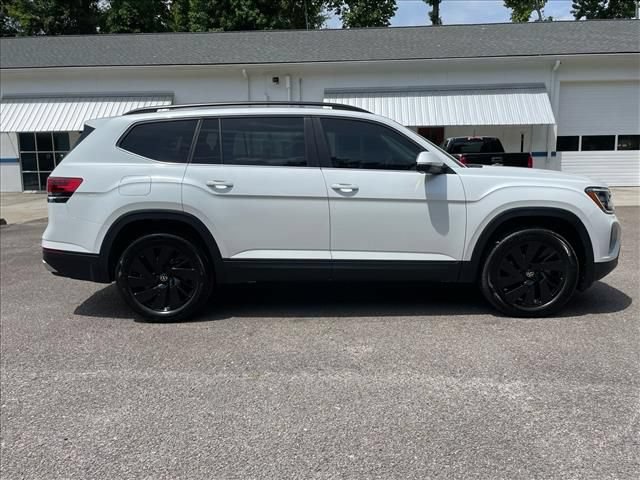 Used 2026 Volkswagen Atlas SE w/ Panoramic Sunroof Package FWD image 2