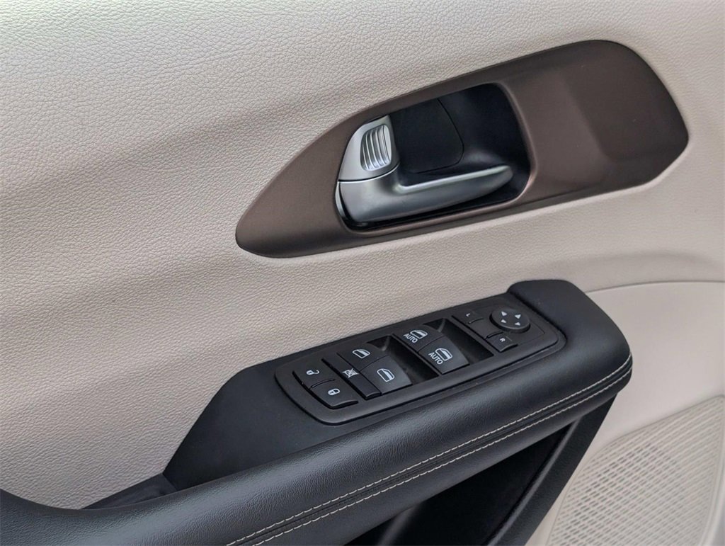 Used 2023 Chrysler Voyager LX image 22