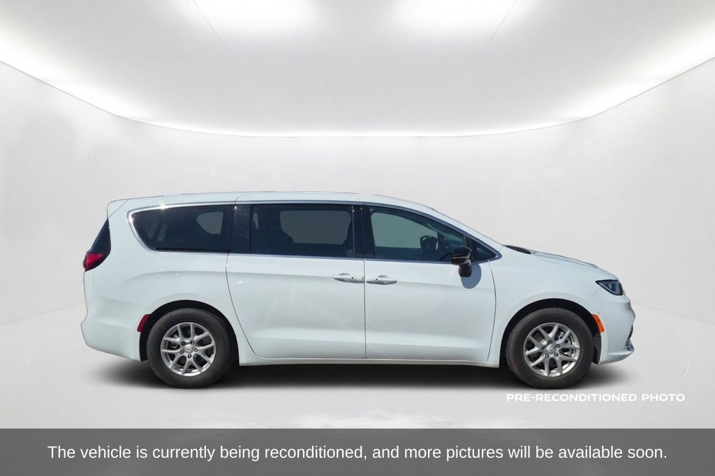 Used 2026 Chrysler Pacifica Select FWD image 4