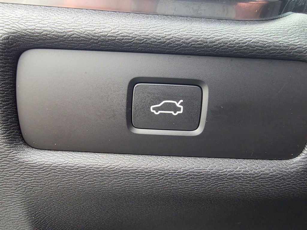 Used 2025 Volvo V60 B5 Cross Country Plus image 29