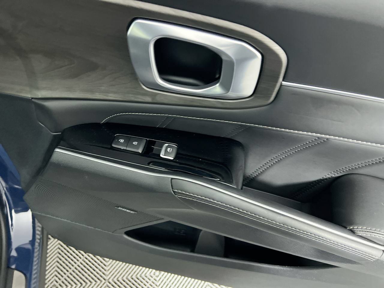 Certified 2025 Kia Sorento SX Prestige AWD/4WD image 24