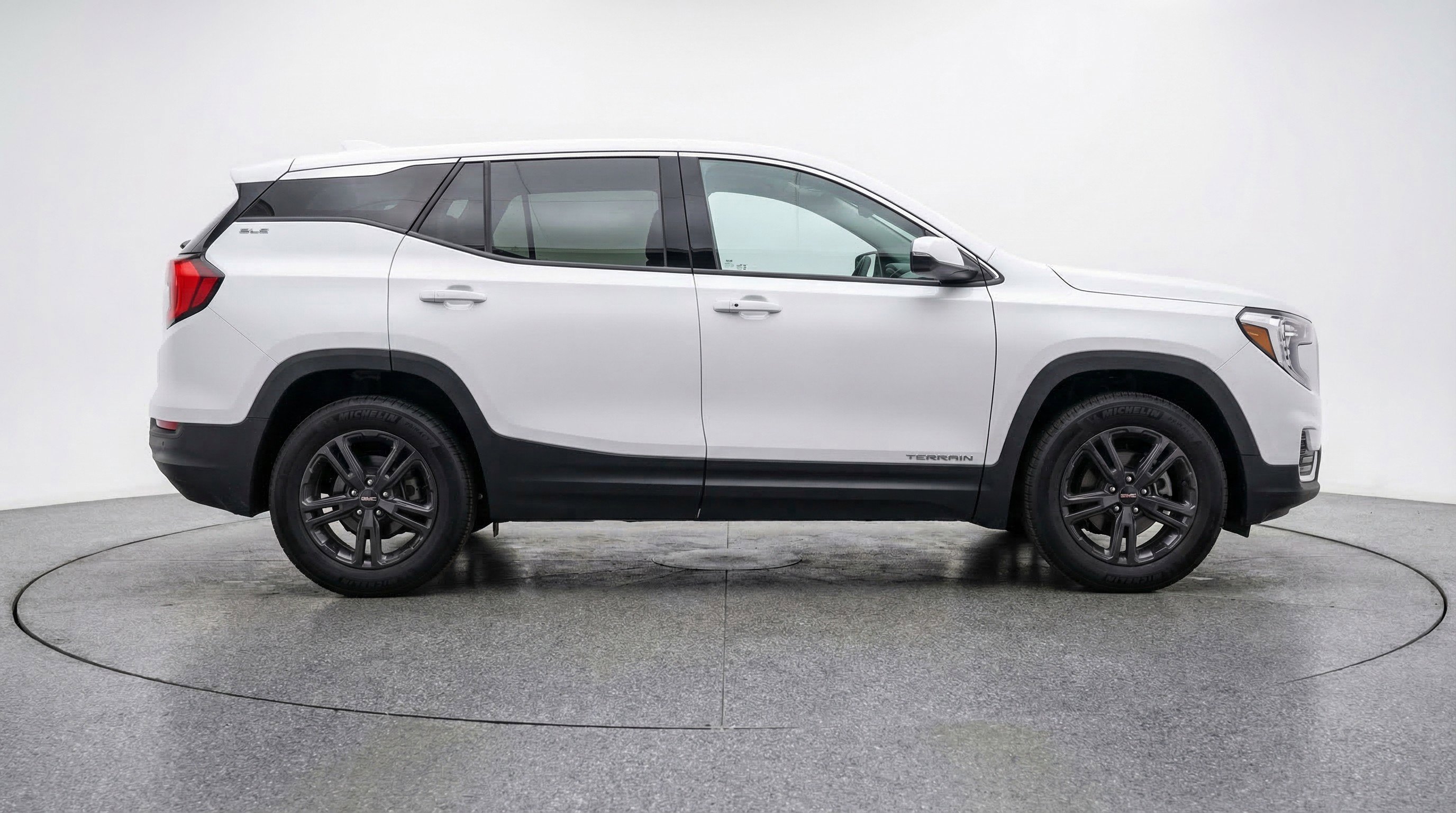 Used 2024 GMC Terrain SLE image 11