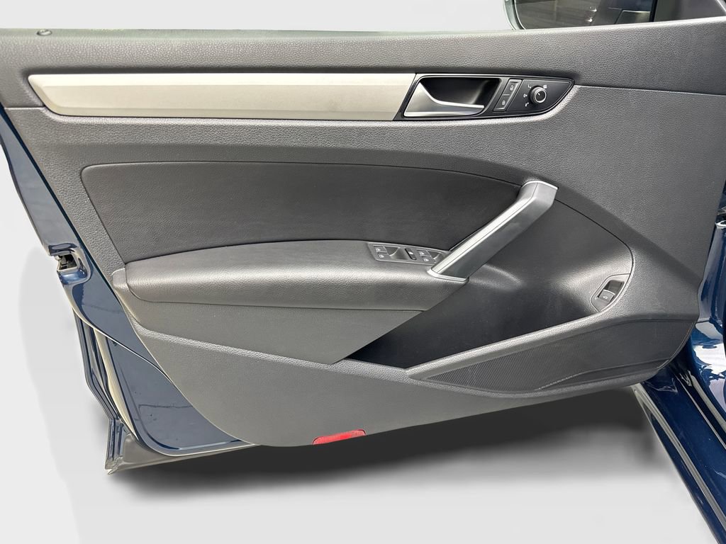 Used 2022 Volkswagen Passat 2.0T SE FWD image 28