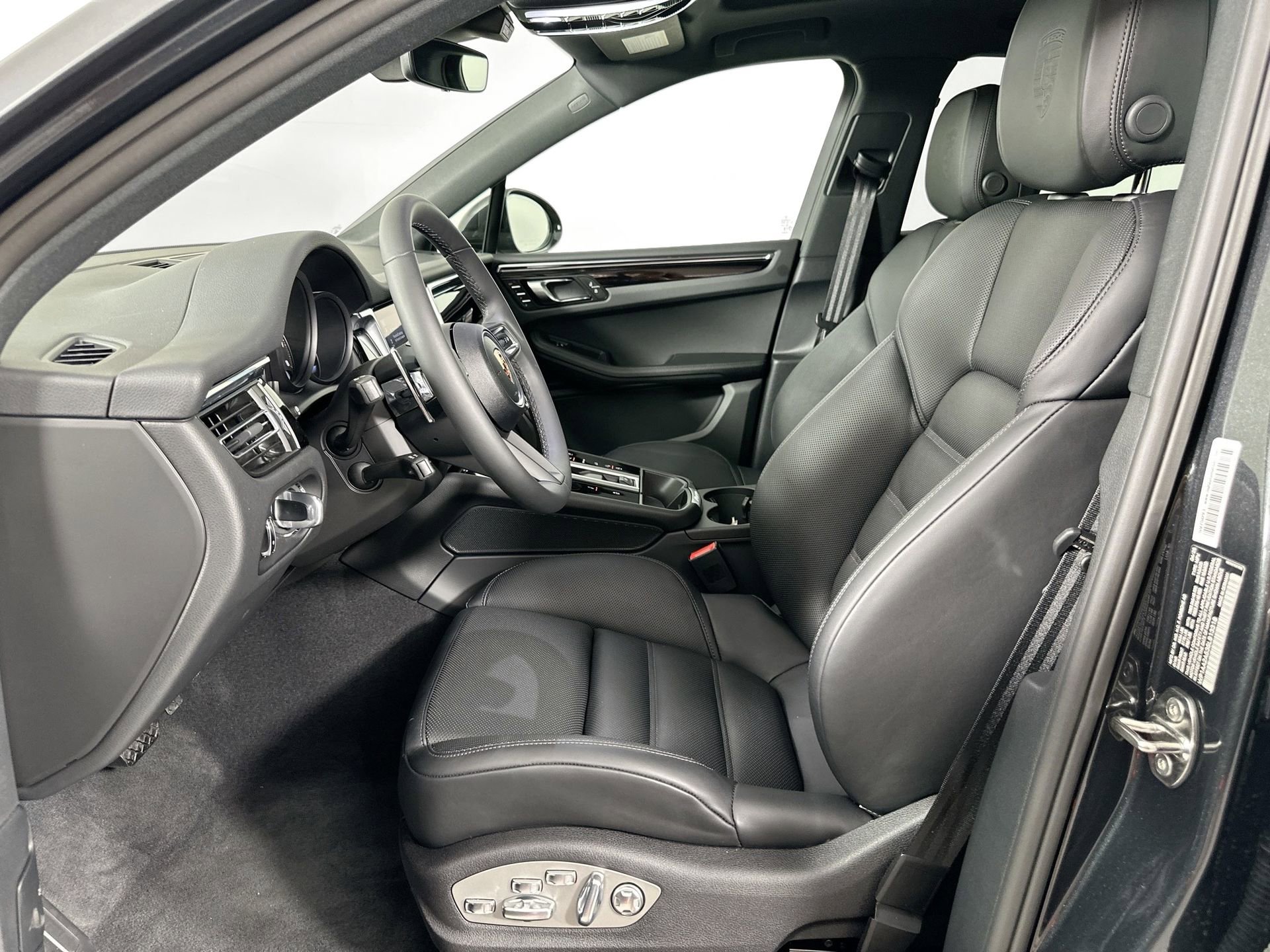 Certified 2025 Porsche Macan image 5